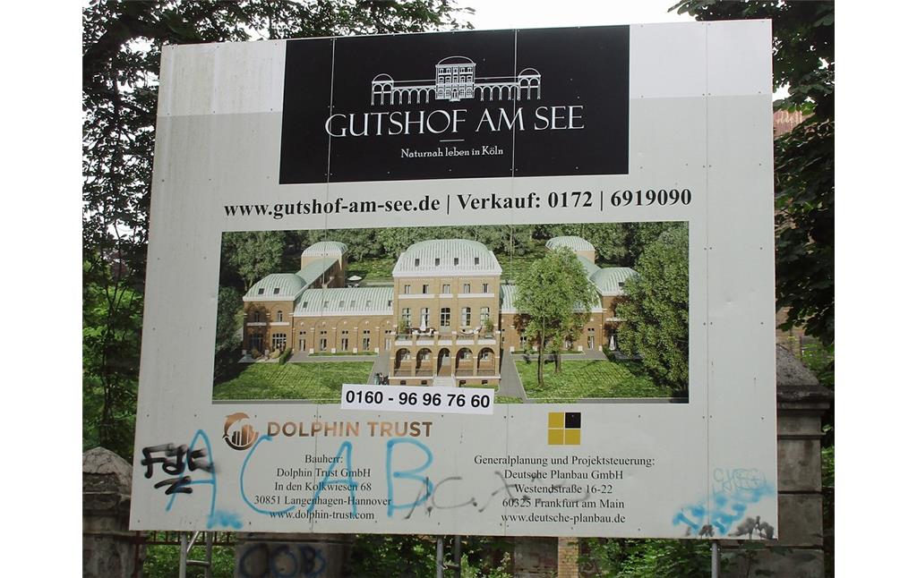 Informationstafel zu Bauplanungen eines "Gutshofs am See" am früheren Herrenhaus Villa Oppenheim (auch "Haus Fühlingen" oder "Oppenheimpalais") in Köln-Fühlungen (2018).