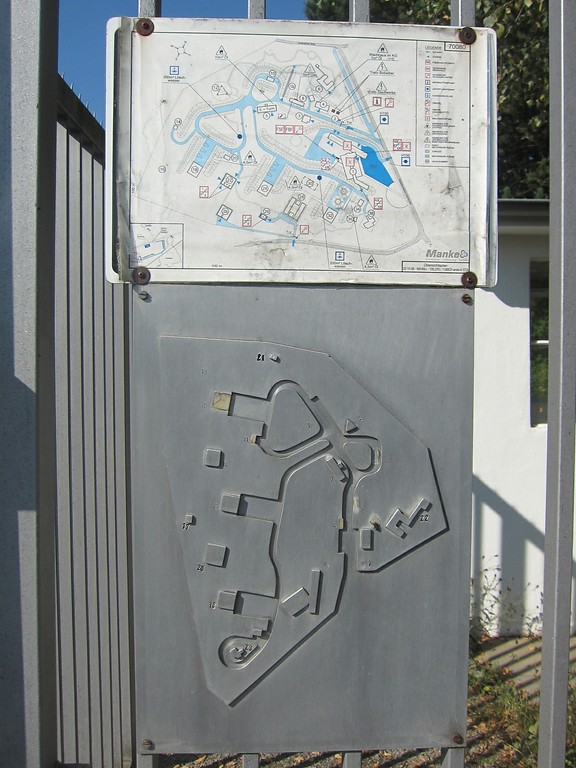 Informationstafel mit dem Lageplan des Geländes am Eingang/Ausgang in der Nähe des Parkplatzes der Langen Foundation, frühere Raketenstation Neuss-Hombroich (2014).