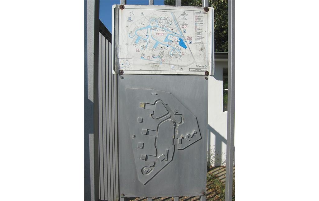 Informationstafel mit dem Lageplan des Geländes am Eingang/Ausgang in der Nähe des Parkplatzes der Langen Foundation, frühere Raketenstation Neuss-Hombroich (2014).