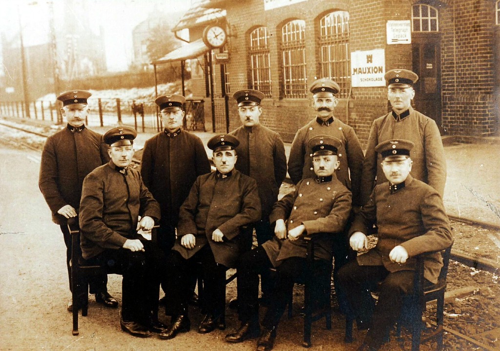 Bedienstete des Bahnhof Bönninghardt: Historisches Foto aus den 1930er Jahren.