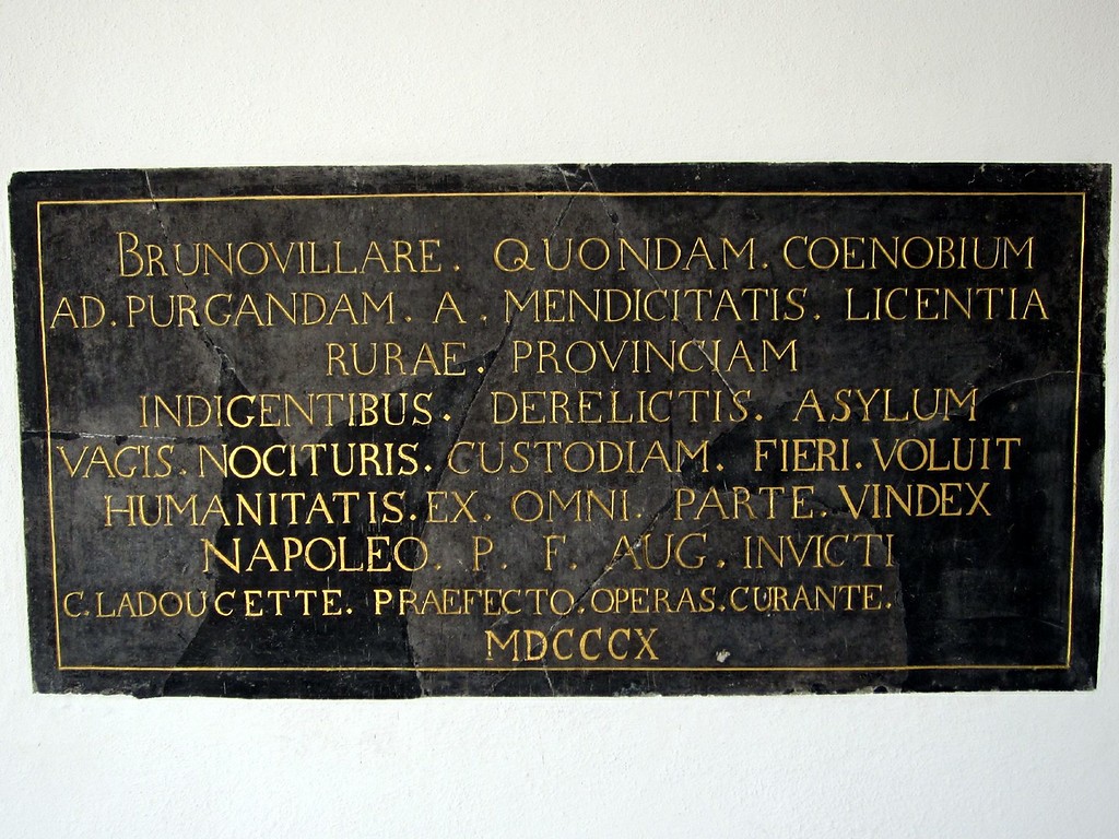 Ehemalige Benediktinerabtei Brauweiler, Inschriftentafel am heutigen Haupteingang zum Innenhof (2011).