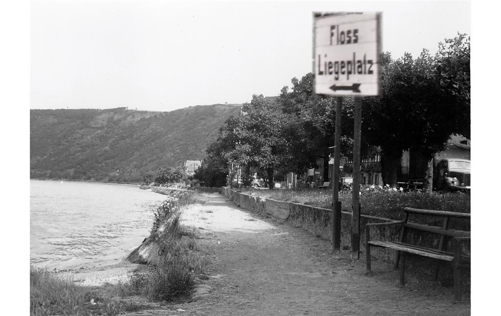 Schild zum Floßliegeplatz am Rheinufer in Kamp-Bornhofen (1954)