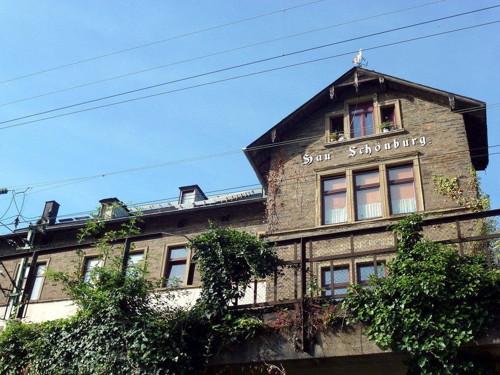Haus Schönburg Oberwesel (2016): Beim Haus Schönburg handelt es sich um einen dreigeschossigen L-förmigen Bau, der zur Straße verputzt und rheinseitig unverputzt ist.