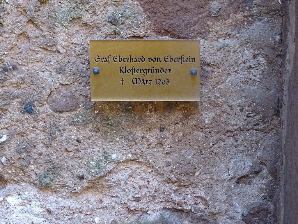 Schild zur Grabplatte des Eberhard Graf von Eberstein in der Klosterruine Rosenthal (2019)