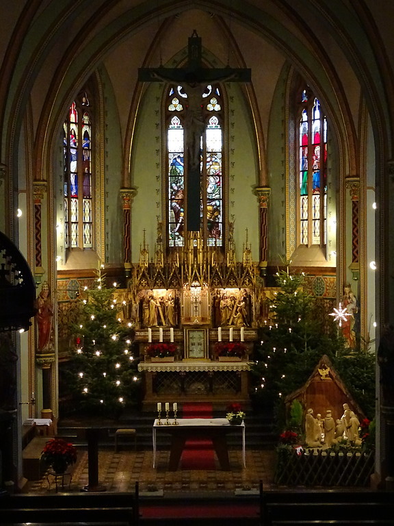 Hochaltar der Heilig-Kreuz-Kirche in Erkelenz-Keyenberg zur Weihnachtszeit (2018)