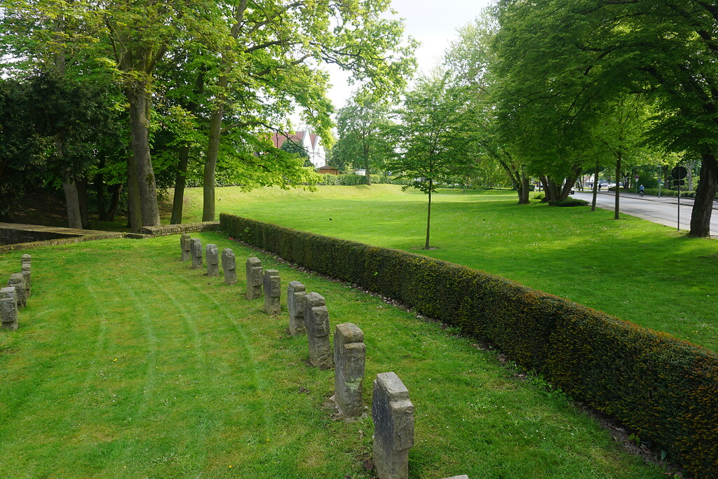 Rees, Bastei am Westring (2019). Blick auf den Ehrenfriedhof und den ehemaligen Festungsgraben