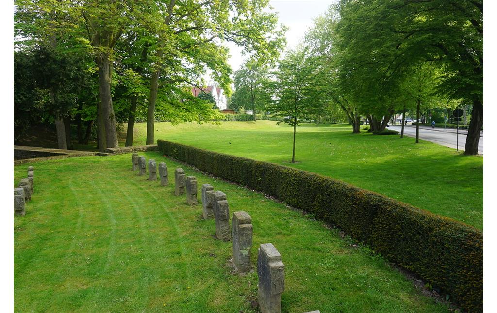 Rees, Bastei am Westring (2019). Blick auf den Ehrenfriedhof und den ehemaligen Festungsgraben