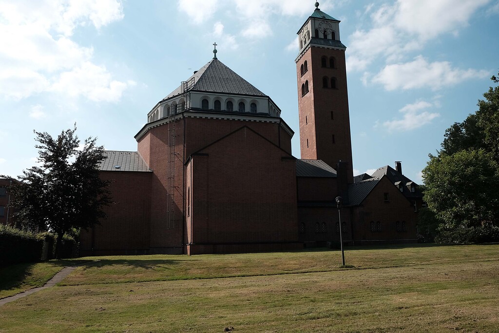Rückwärtige Ansicht der Heilig Kreuz Kirche in Gladbeck-Butendorf (2021)