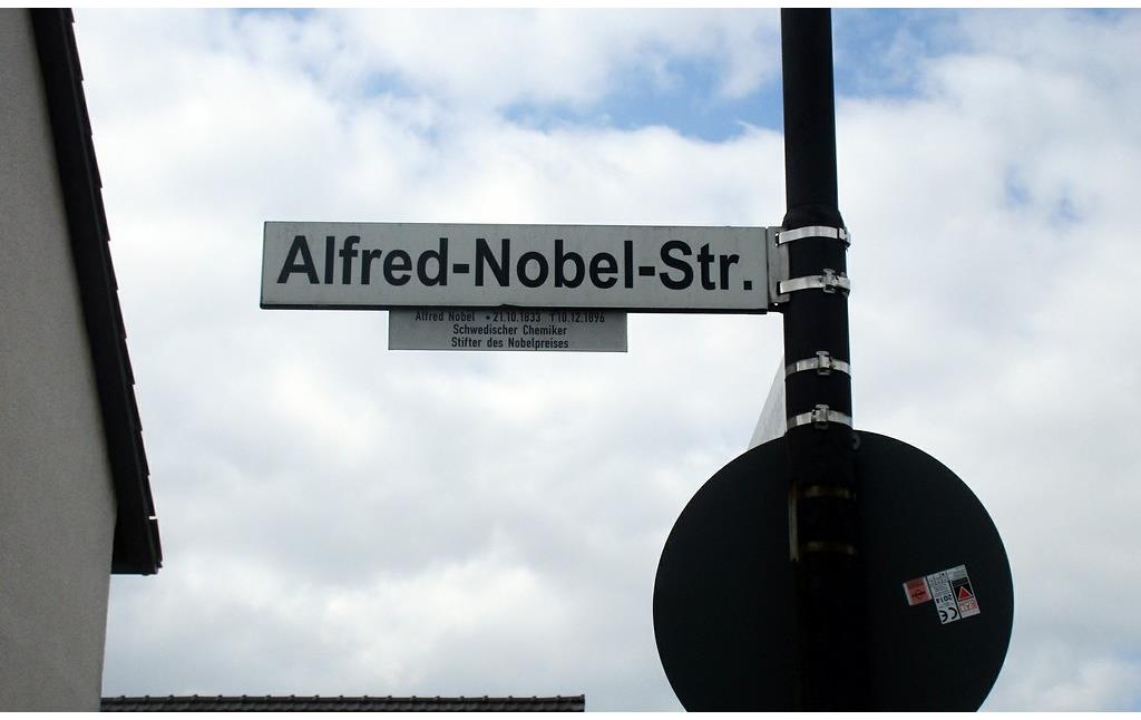 Straßenschild "Alfred-Nobel-Straße" in Troisdorf-Oberlar (2017).