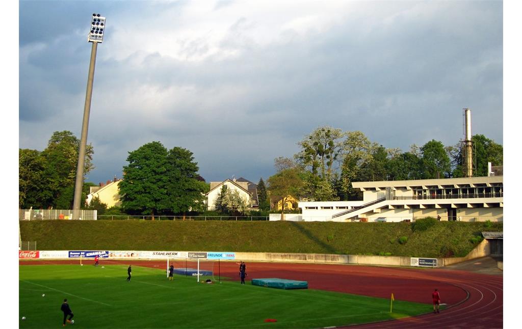 Südlicher Teil des Sportstadions im Bonner Sportpark Nord von der Westtribüne aus gesehen (2014).