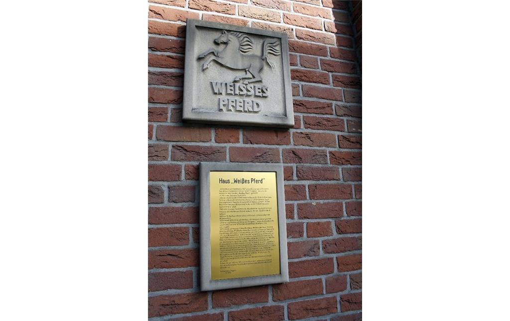 Hinweisschild und Relieftafel mit Pferd am Haus "Weißes Pferd" in Hamminkeln-Dingden (2014)