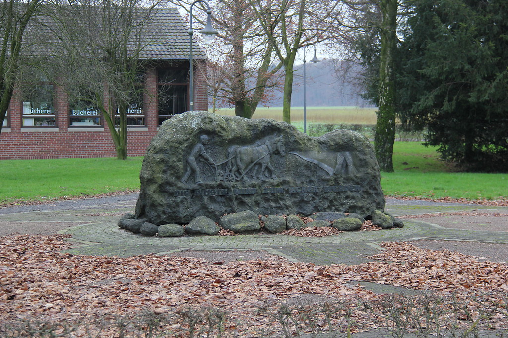 Denkmal in Goch-Pfalzdorf, welches an die Kultivierung von Pfalzdorf erinnert (2013)