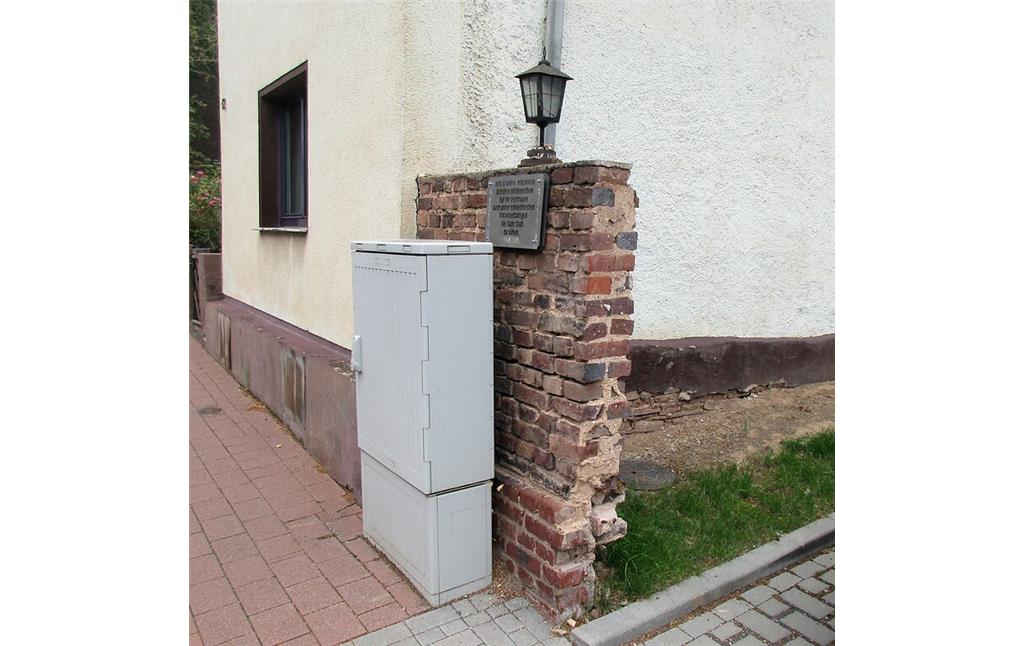 Der erhaltene Rest einer erkennbar älteren Ziegelmauer am früheren Standort der 1938/39 abgerissenen Synagoge Mechernich in der Rathergasse (2020).
