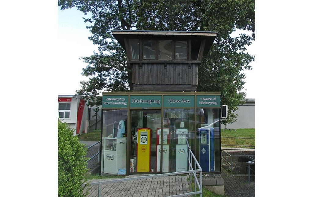 Die "Vogelnest" genannte ursprüngliche Kabine des Streckensprechers am Nürburgring (2020).