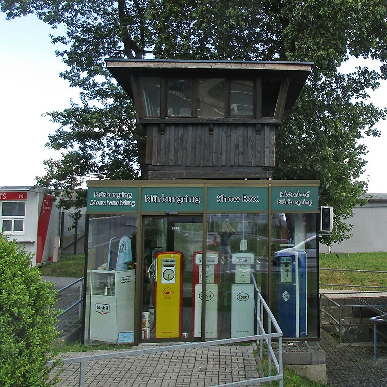 Die "Vogelnest" genannte ursprüngliche Kabine des Streckensprechers am Nürburgring (2020).