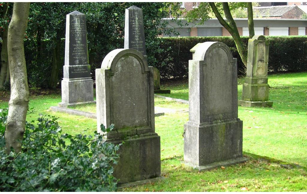 Grabmale auf dem jüdischen Friedhof am Kreuzweg in Krefeld-Linn (2014).