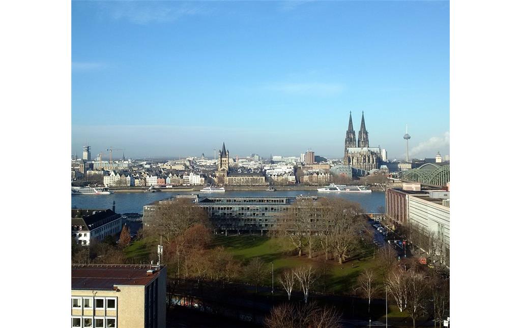 Blick auf die Kölner Altstadt von der rechten Rheinseite aus (2015). Im Vordergrund das LVR-Landeshaus in Köln-Deutz.