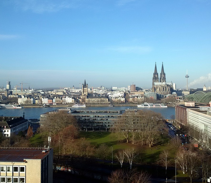 Blick auf die Kölner Altstadt von der rechten Rheinseite aus (2015). Im Vordergrund das LVR-Landeshaus in Köln-Deutz.