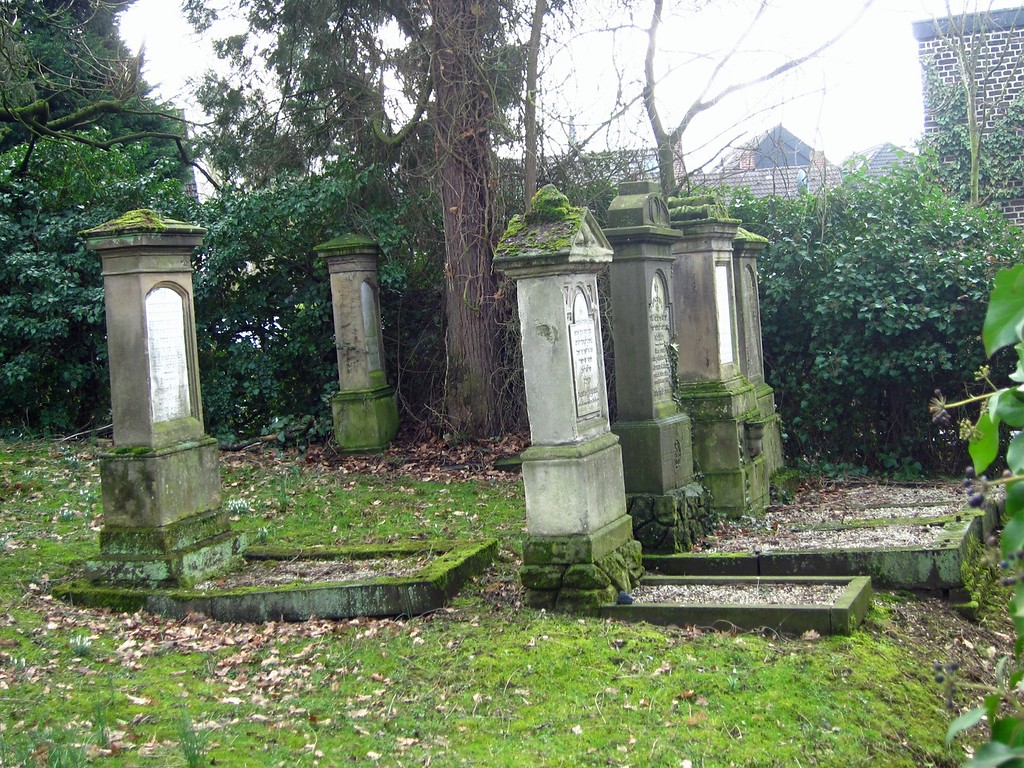 Grabsteine auf dem jüdischen Friedhof in der Kamphausener Straße in Mönchengladbach-Odenkirchen (2015).