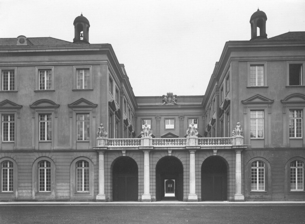 Portikus am Ehrenhof des kurfürstlichen Schlosses Bonn (1935)