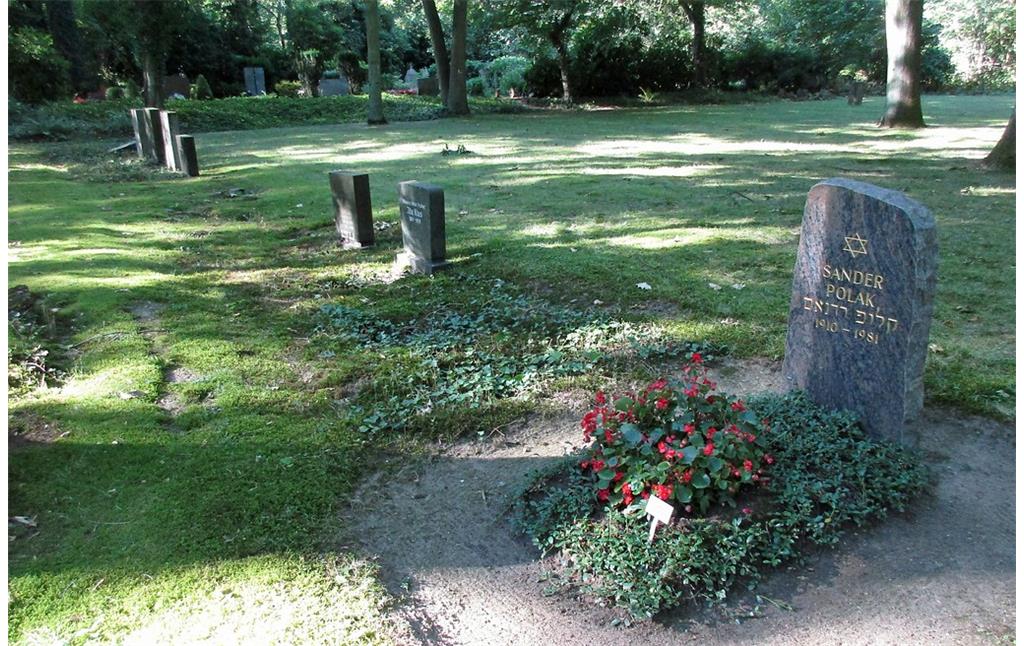 Der jüngste Grabstein von 1981 auf dem Gräberfeld des neuen jüdischen Friedhofs auf dem Waldfriedhof in Duisburg (2016).