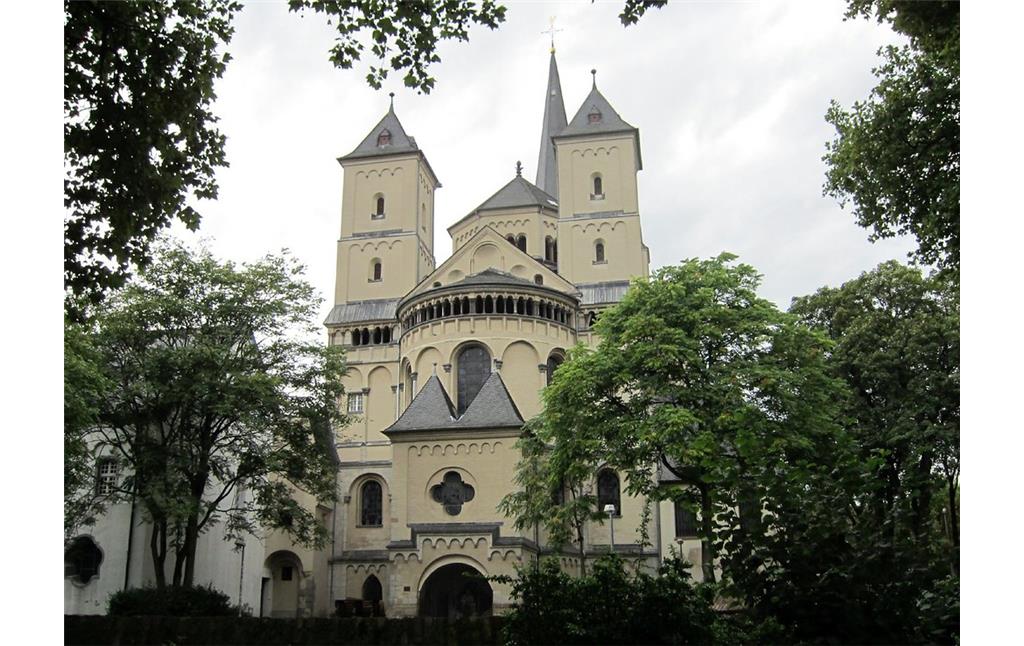 Pfarrkirche St. Nikolaus in Pulheim-Brauweiler, Ansicht aus dem Abteipark (2011).