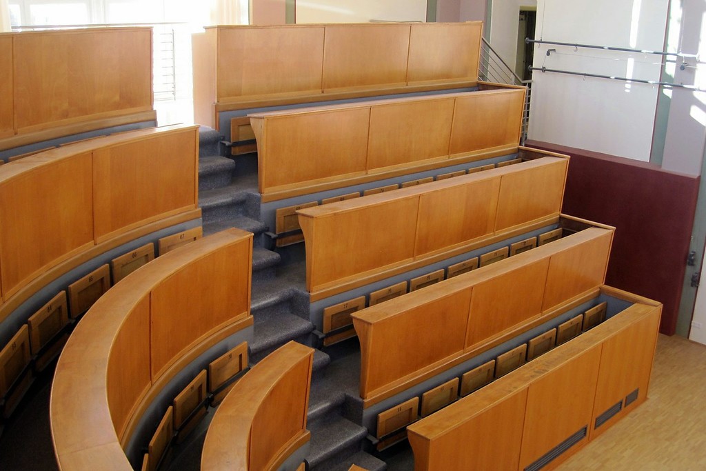 Sitzreihen im Antiken Hörsaal des Anatomischen Instituts in der Nussallee 10 (2012)