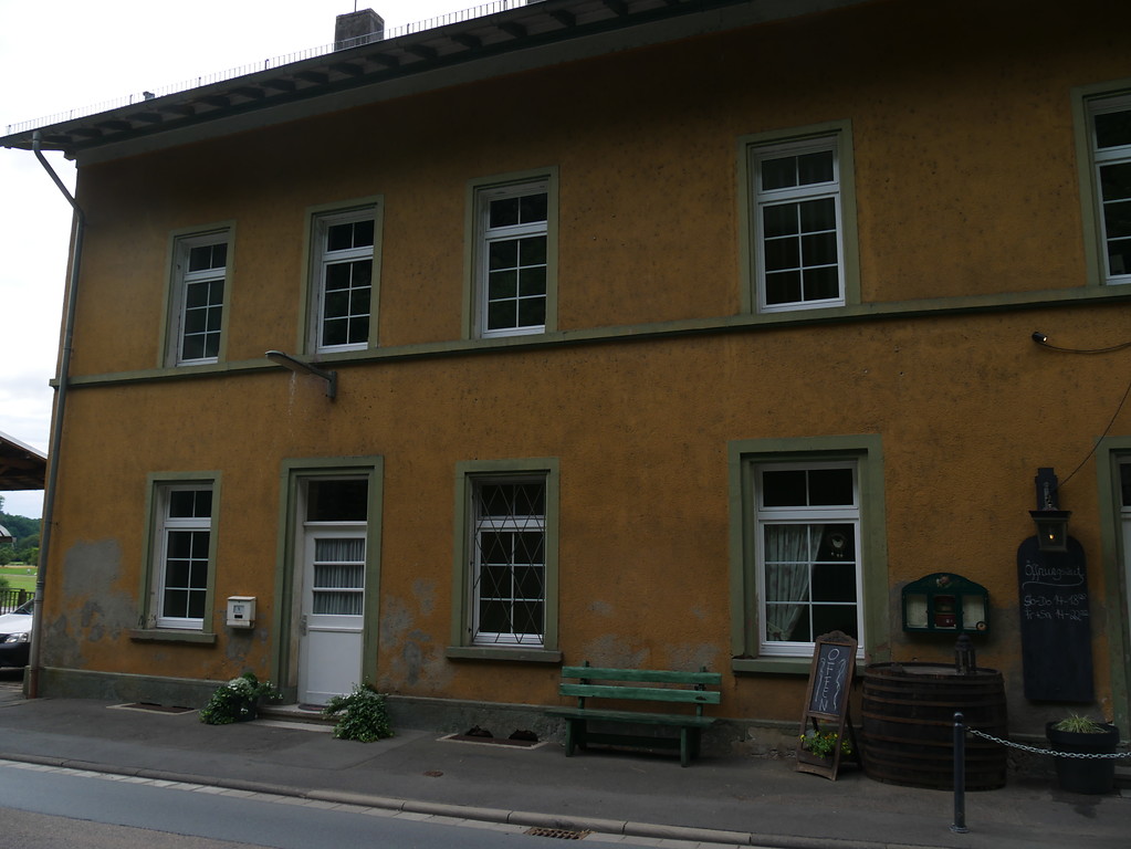 Nordseite des Hauptgebäudes des Bahnhofs Aumenau in Villmar-Aumenau (2017)