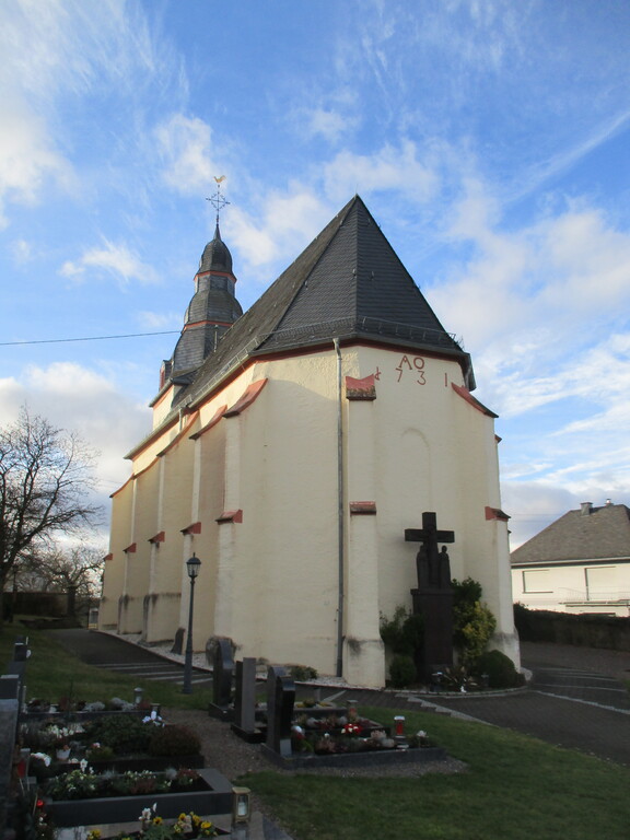 Rückseite der Filialkirche St. Katharina in Liesenich (2023)