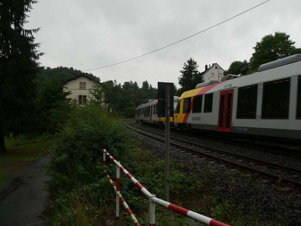 Streckenwärterhaus bei Runkel-Arfurt mit vorbeifahrendem Zug (2017)