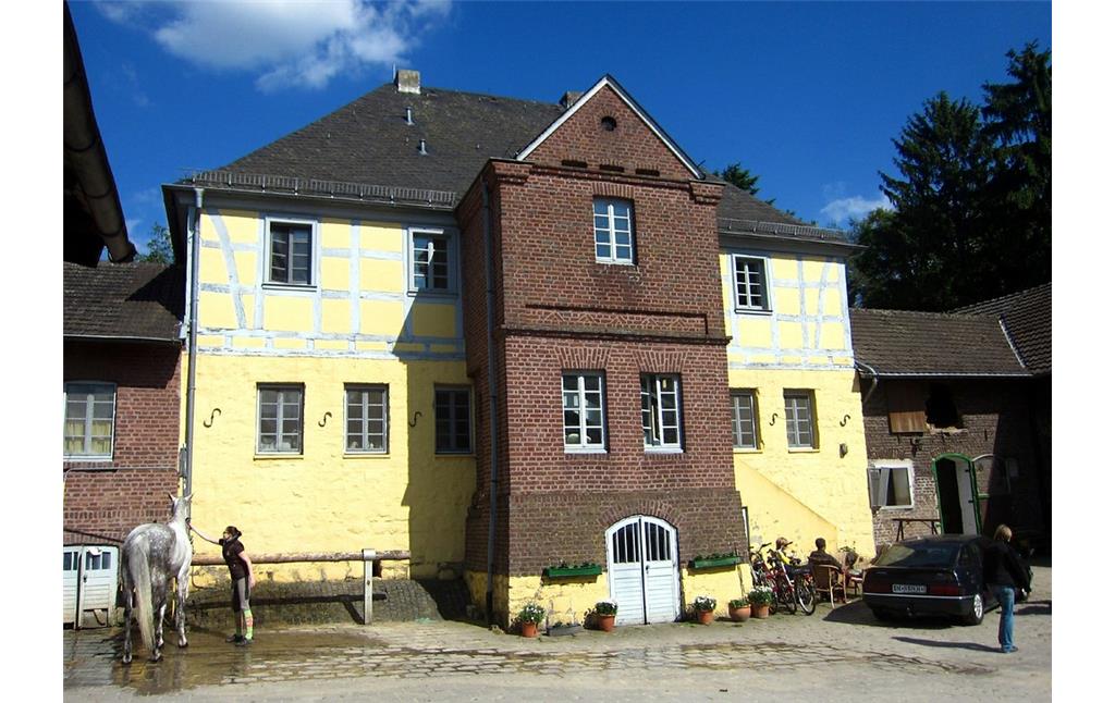 Das frühere Herrenhaus Rott als Teil des heutigen Hofes in Troisdorf-Rotter See, Ansicht vom Innenhof der heutigen Hofanlage aus (2014)