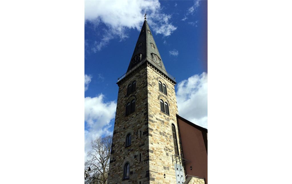 Der Turm der 1953 erbauten evangelischen "Christuskirche" in Altenkirchen (2015).