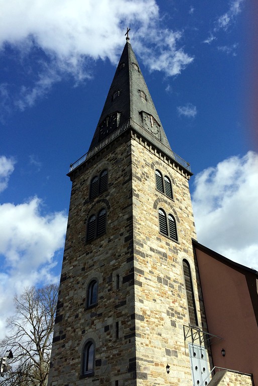 Der Turm der 1953 erbauten evangelischen "Christuskirche" in Altenkirchen (2015).