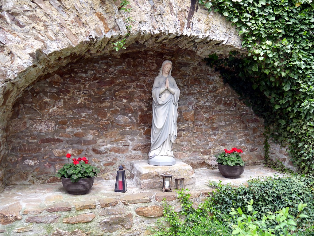Gut erhaltene Marienfigur an der erhaltenen Mauer des ehemaligen katholischen Friedhofs in Dörrebach (2016).