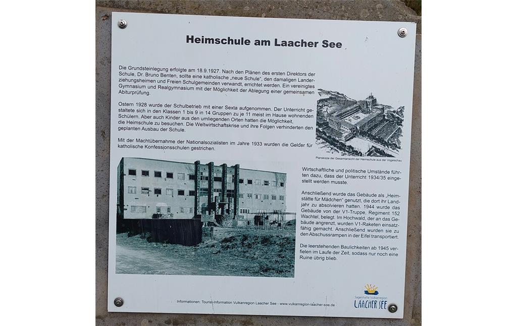 Informationstafel an der Ruine der Heimschule am Laacher See bei Nickenich (2021).
