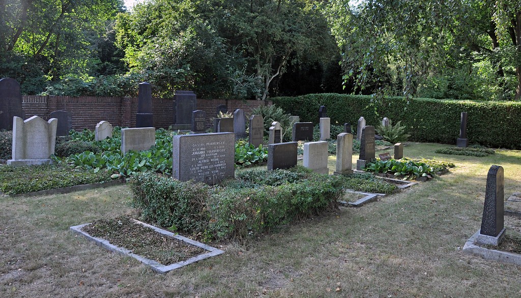 Gräberfeld auf dem jüdischen Friedhof Mattlerbusch in Hamborn (2016).