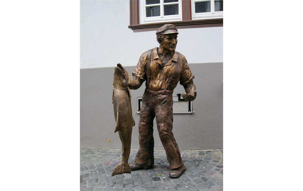 Das Bronzestandbild Ernst der Salmfischer der Künstlerin Jutta Reiss, Symbol für die Salmfischerei in Sankt Goarshausen (2012)