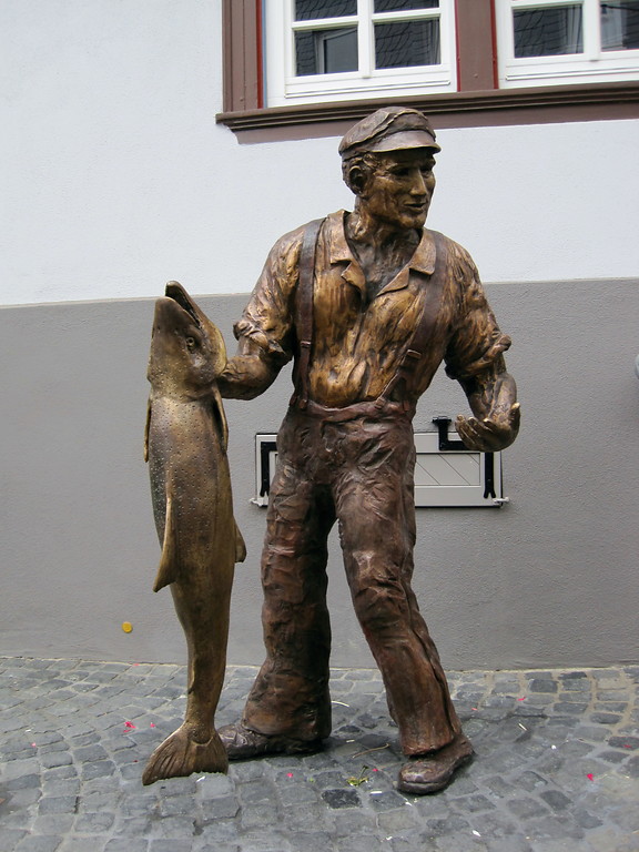 Das Bronzestandbild Ernst der Salmfischer der Künstlerin Jutta Reiss, Symbol für die Salmfischerei in Sankt Goarshausen (2012)
