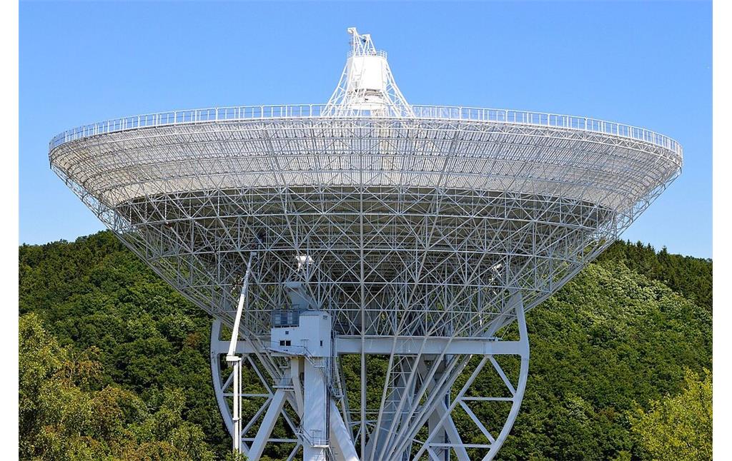 Der 100 Meter Durchmesser große Parabolspiegel des Radioteleskops Effelsberg bei Bad Münstereifel (2016).