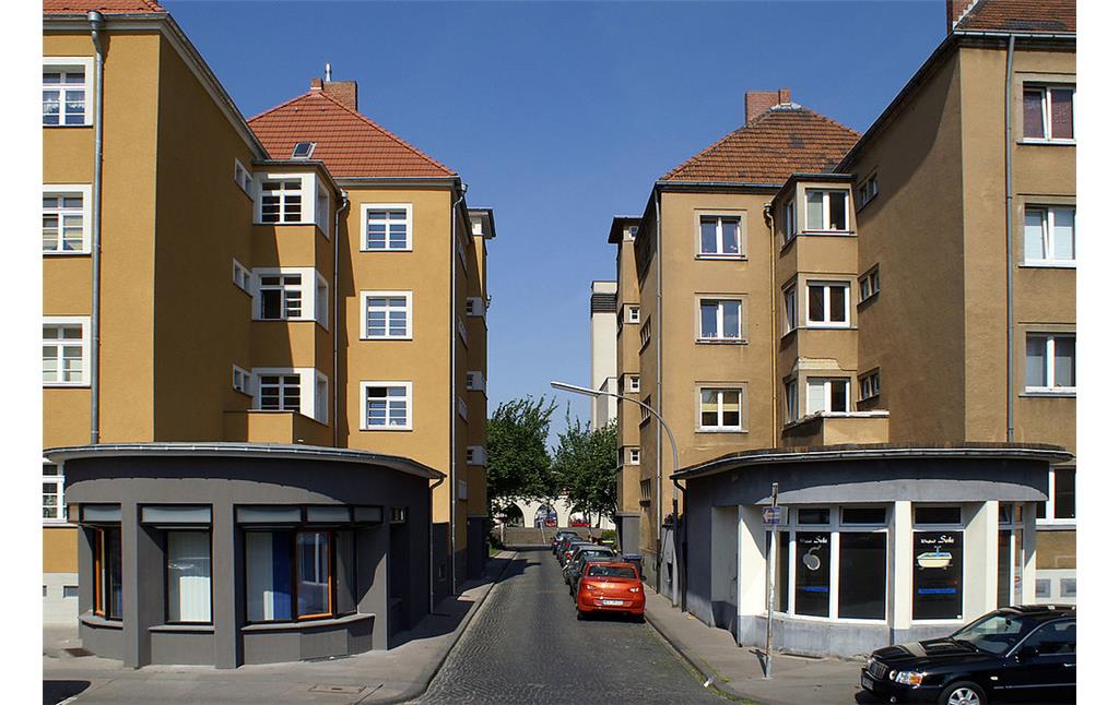 Wacholderweg in Köln-Bickendorf mit typischer Wohnbebauung und zwei "Büdchen" (2010).