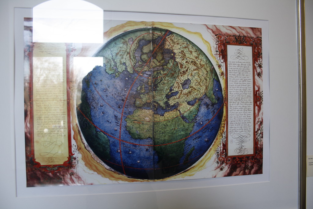 Darstellung einer Weltkarte von Christian s'Grooten (um 1525-1603) im Gerebernushaus Sonsbeck (2014). Die Karte zeigt die nördliche Erdhalbkugel mit tiefblauem Meer und grünlichen Kontinenten.