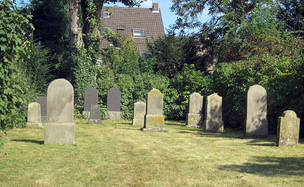 Grabstellen auf dem jüdischen Friedhof am Kuhweg in Neuss-Grimlinghausen (2014).
