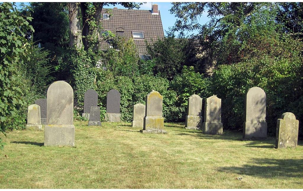 Grabstellen auf dem jüdischen Friedhof am Kuhweg in Neuss-Grimlinghausen (2014).