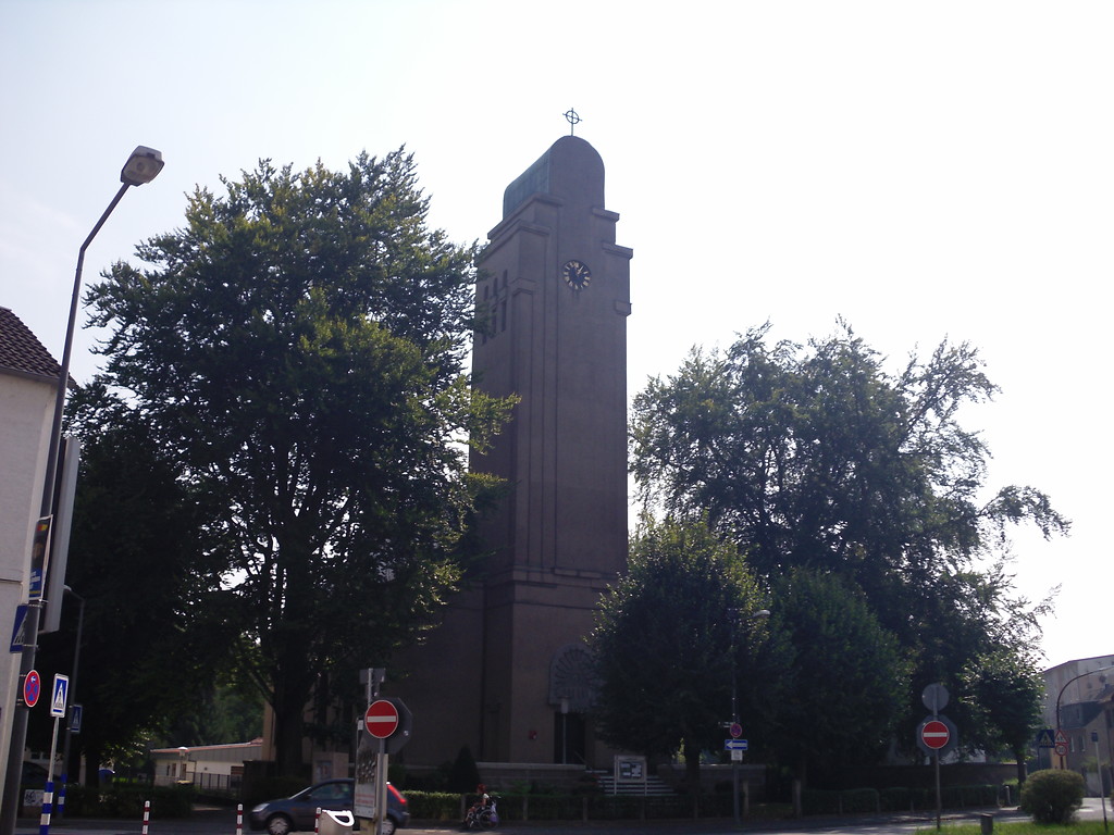 Der Jugendstil-Turm der Lukaskirche von der Hauptstraße in Köln-Porz aus (2013).