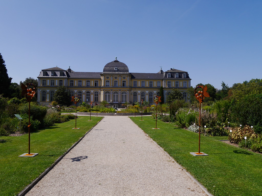 Der Südflügel von Schloss Clemensruhe, das so genannte Poppelsdorfer Schloss, mit einem Teil des Botanischen Gartens der Universität (2014).