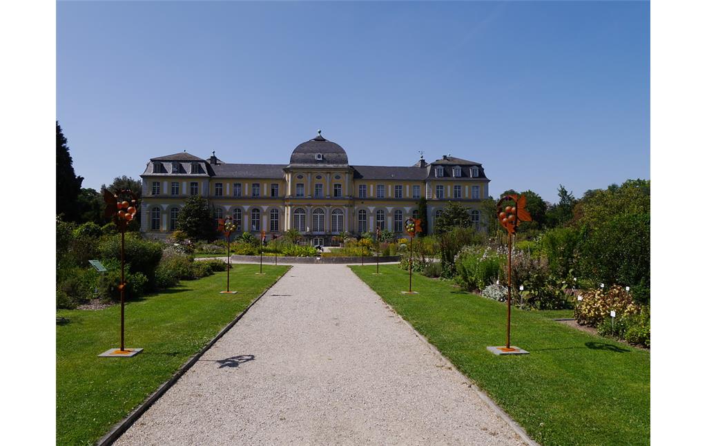 Der Südflügel von Schloss Clemensruhe, das so genannte Poppelsdorfer Schloss, mit einem Teil des Botanischen Gartens der Universität (2014).