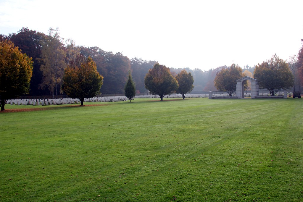 Grabsteinreihen auf dem Ehrenfriedhof im Reichswald bei Kleve (2012)