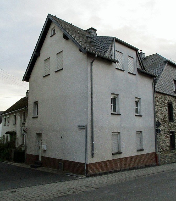 Das frühere Synagogengebäude bzw. Bethaus (die so genannte Judenschule, heute Wohnhaus) in Kaisersesch, Ansicht von der Koblenzerstraße aus (2015).