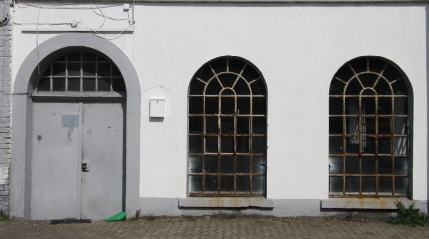 Eine Tür und zwei Fenster im Erdgeschoss der Ratinger Papiermühle am Angerbach.