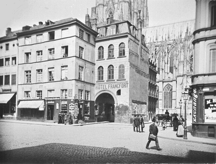 Historische Aufnahme (um 1890): Links das "Bingerhaus", daneben das seinerzeit als "Hotel Francfort" dienende frühere Gerichts- und Gefängnisgebäude Hacht, dahinter das Dom-Hotel und der Kölner Dom.
